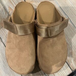 UGG GOLDENSTAR CLOGS